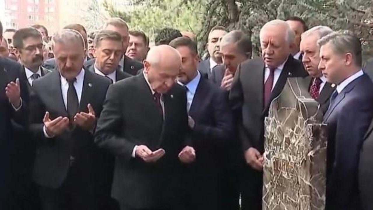 MHP lideri Bahçeli, Alparslan Türkeş'in kabrini ziyaret etti
