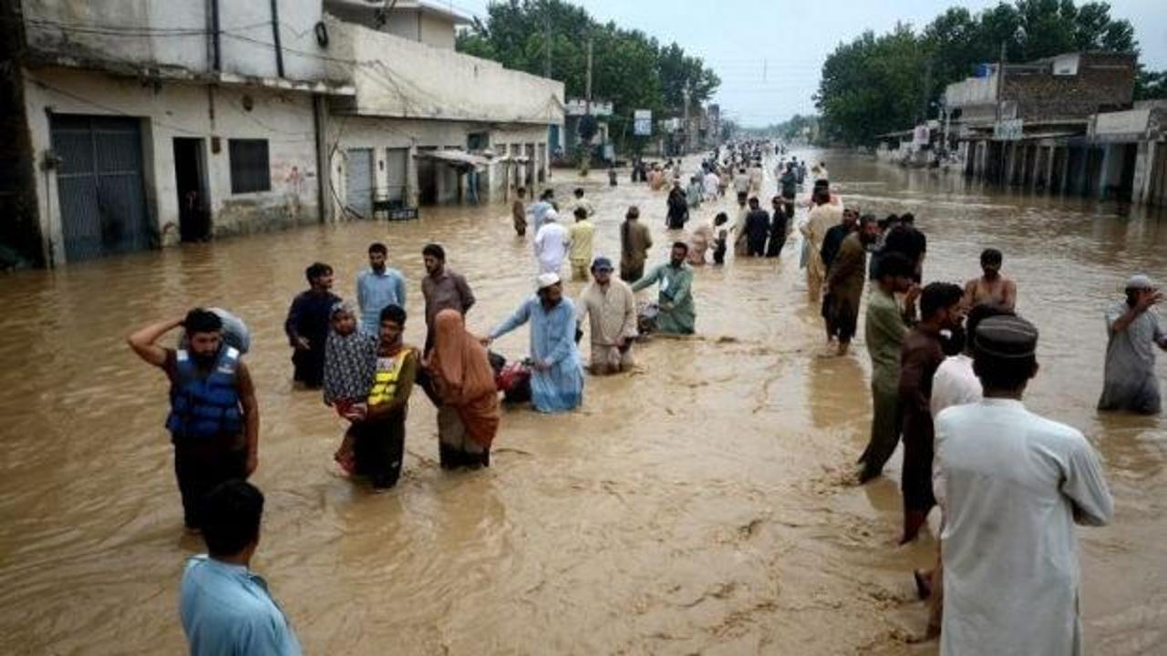 Pakistan'da can kaybı 40'a ulaştı! 15 kişi mahsur kaldı