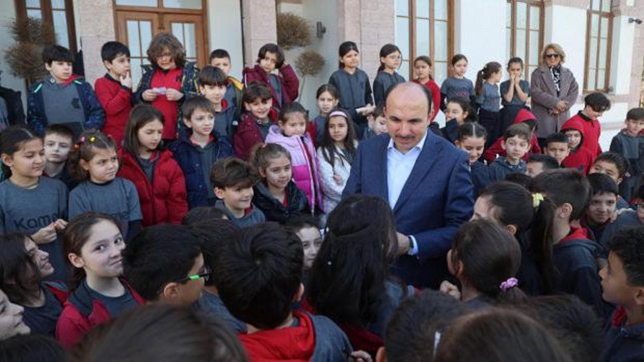 Taş Bina&rsquo;da anlamlı ziyaret: Başkan Altay &ouml;ğrencilerle bir araya geldi