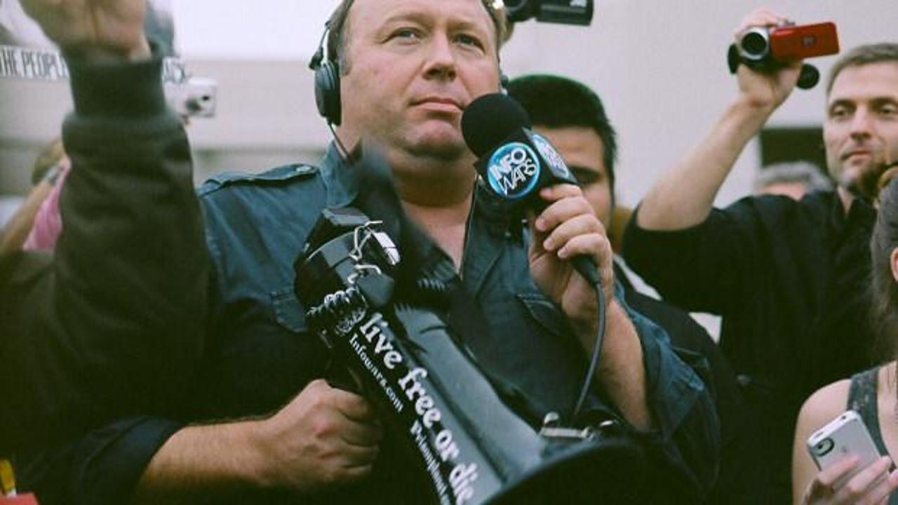 ABD'li &uuml;nl&uuml; radyocu Alex Jones'tan İran hakkında şok itiraf: &Uuml;lkece COVID 2.0'a gireceğiz