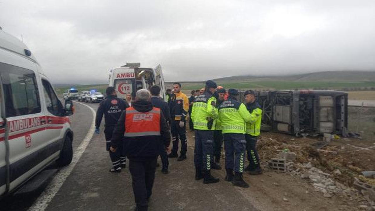 Aksaray'da otob&uuml;s devrildi: 20 yaralı!