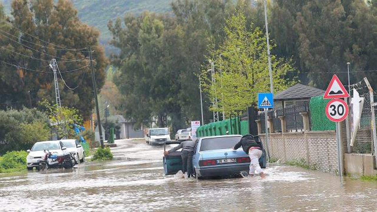 Antakya&rsquo;da eğitime sağanak engeli