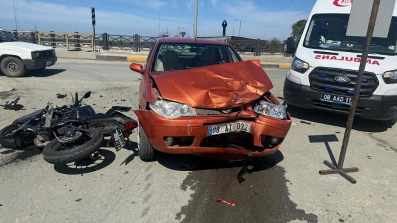 Artvin'de feci kaza! Otomobil ile &ccedil;arpışan motosikletin s&uuml;r&uuml;c&uuml;s&uuml; &ouml;ld&uuml;