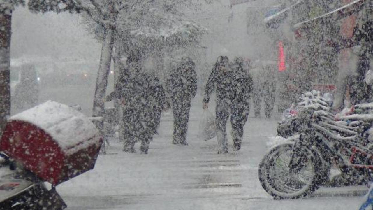Bahar beklerken kar s&uuml;rprizi! Şehir bir anda beyaza b&uuml;r&uuml;nd&uuml;