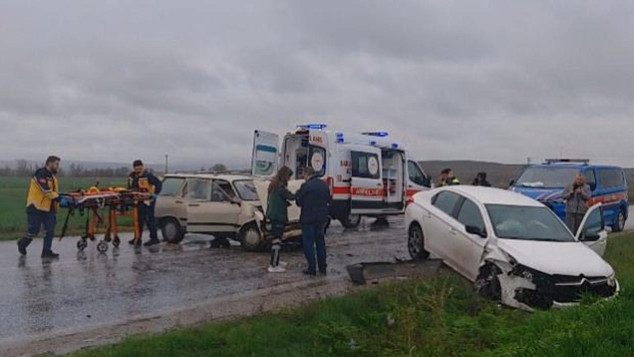 &Ccedil;orum'da 2 ara&ccedil; kafa kafaya &ccedil;arpıştı: 3 yaralı