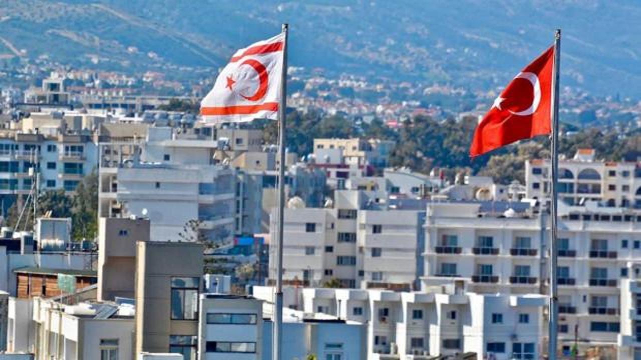 Güney Kıbrıs'tan alçak hareket! Türk bayraklarını yaktılar! Jet hızında açıklama geldi