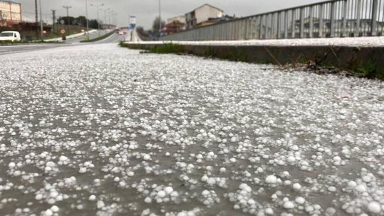 İstanbul'da dolu s&uuml;rprizi! Dakikalar i&ccedil;inde beyaza d&ouml;nd&uuml;