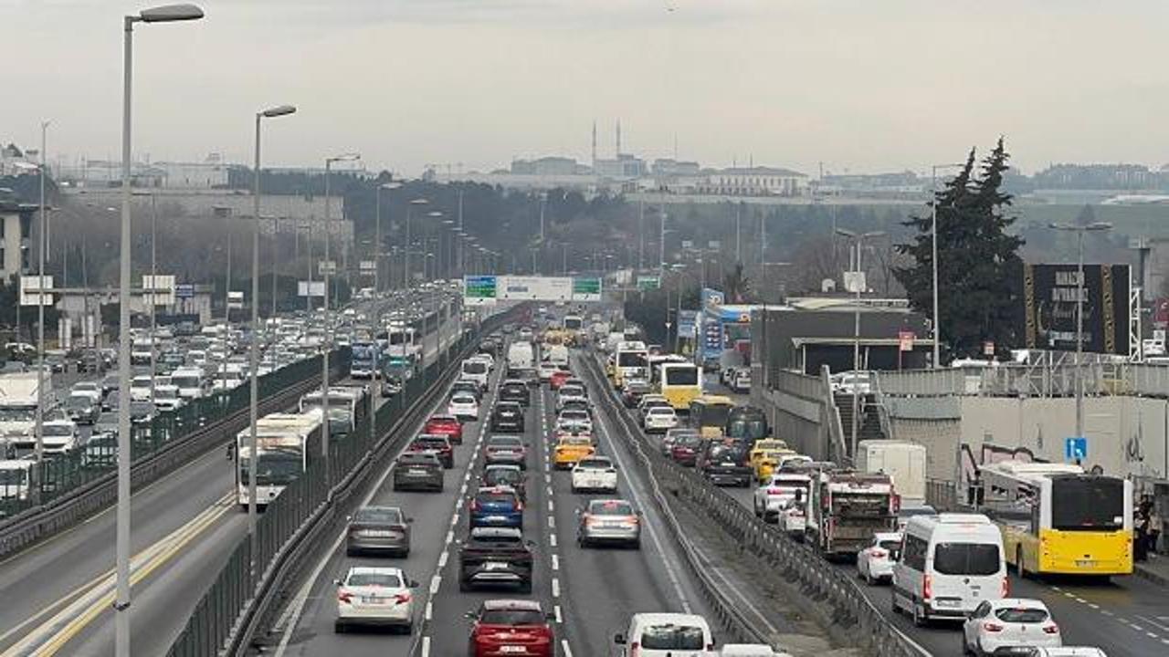 İstanbul&rsquo;da sabah trafiği kilitlendi: Yoğunluk y&uuml;zde 83'&uuml; buldu