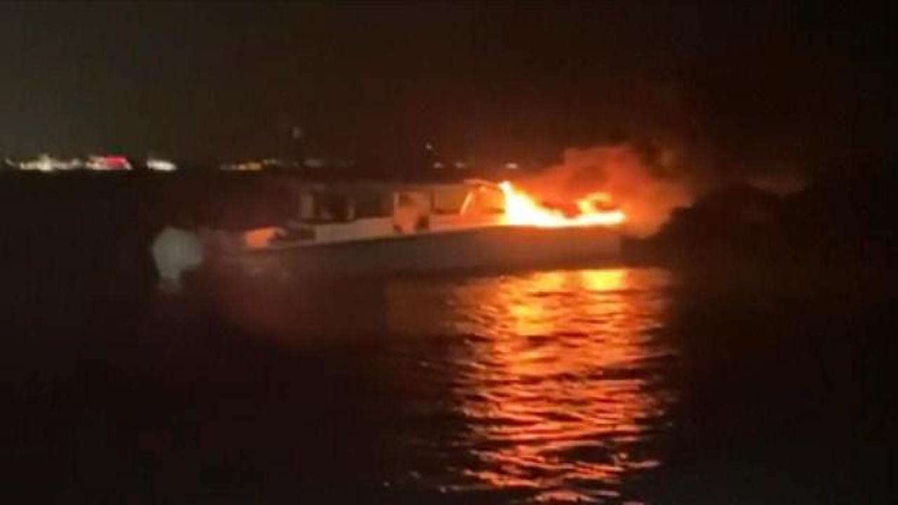 Kadık&ouml;y'de yanan tekneden 4 kişi kurtarıldı