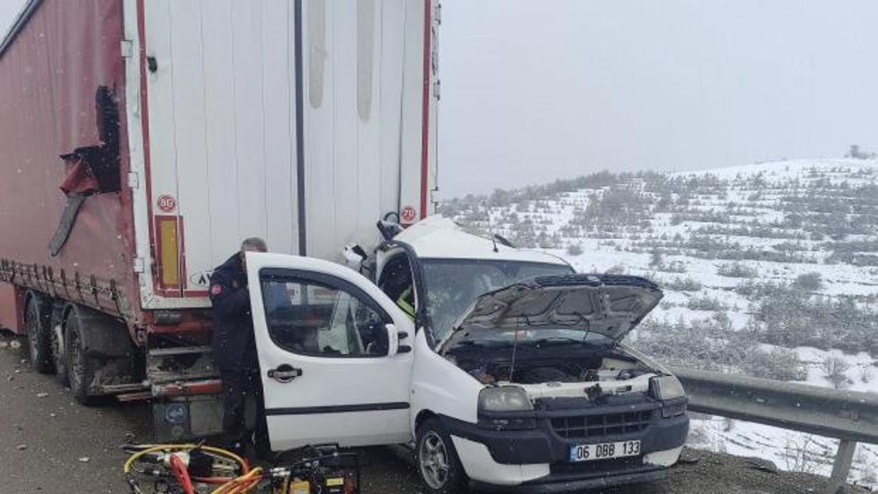Otomobil, tıra arkadan &ccedil;arptı! &Ccedil;ok sayıda &ouml;l&uuml; ve yaralı var!