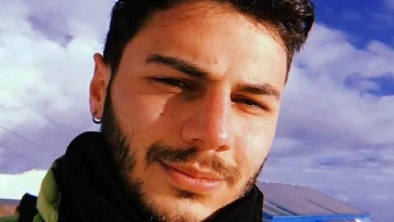 Otomobille &ccedil;arpışan motosikletin s&uuml;r&uuml;c&uuml;s&uuml; &ouml;ld&uuml;