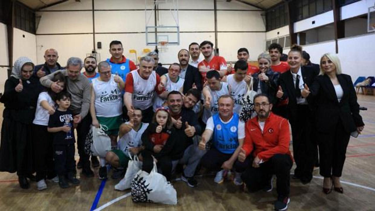 Parkede sevgi kazandı! Bakanı Bak, down sendromlu &ouml;zel sporcularla ma&ccedil; yaptı