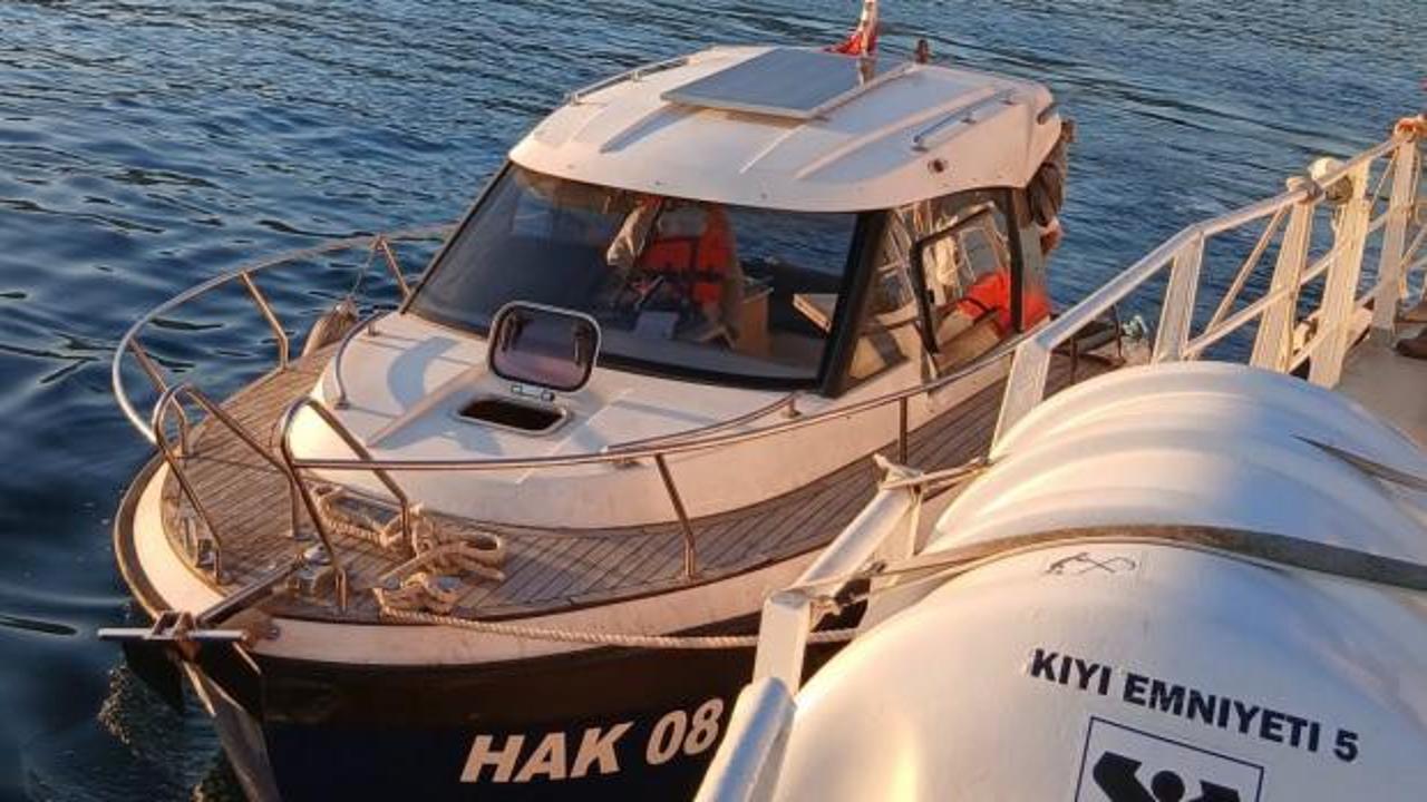 Sarıyer'de s&uuml;r&uuml;klenen ve i&ccedil;inde 2 kişi bulunan tekne kurtarıldı