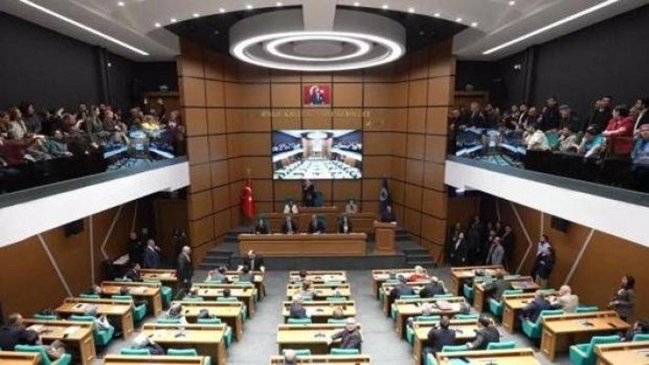 &Uuml;sk&uuml;dar Belediye Meclisi&rsquo;nde skandal: Vatandaşlar meclis salonundan atılmak istendi