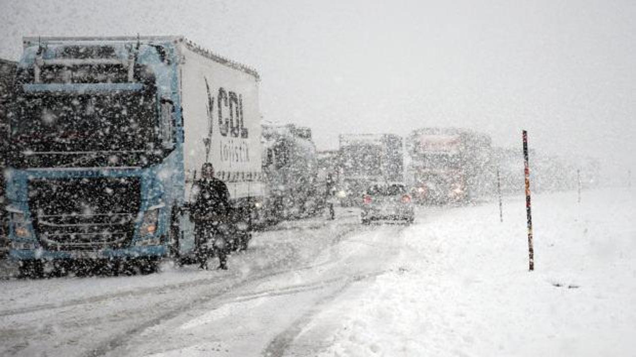 Kars-Erzurum Kara Yolunda Yoğun Kar Nedeniyle Ulaşım Kontrollü Sağlanıyor