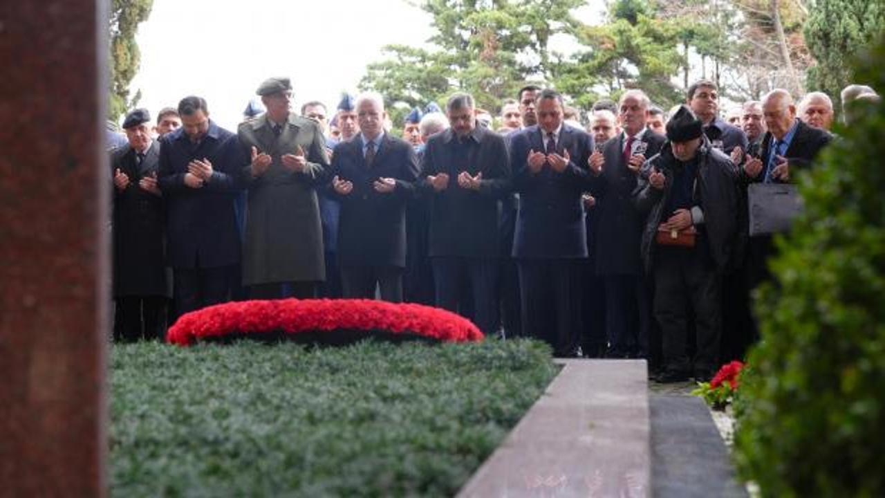 8'inci Cumhurbaşkanı Turgut &Ouml;zal mezarı başında anıldı