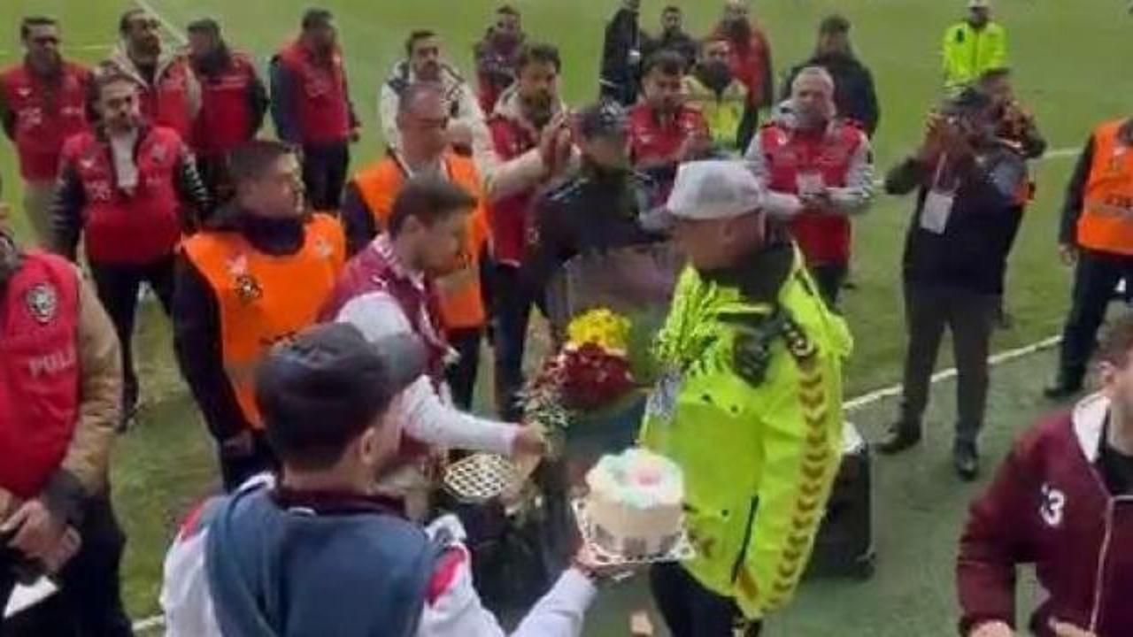 Elazığspor taraftarından polislere &ccedil;i&ccedil;ek