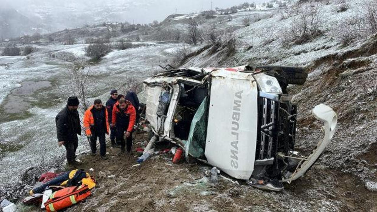 Hasta taşıyan ambulans, u&ccedil;uruma yuvarlandı: 1 &ouml;l&uuml;, 4 yaralı