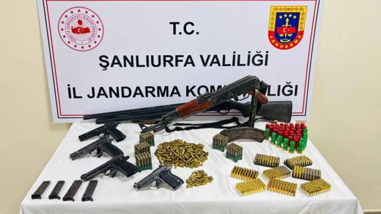 Şanlıurfa&rsquo;da cephanelik gibi eve baskın: Uzun namlulu t&uuml;fek ve tabancalar ele ge&ccedil;irildi!