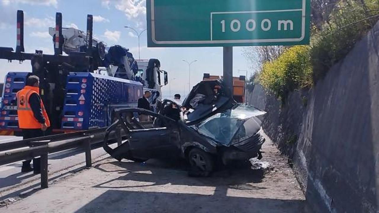 TEM Otoyolu'nda otomobil y&ouml;n levhasına saplandı