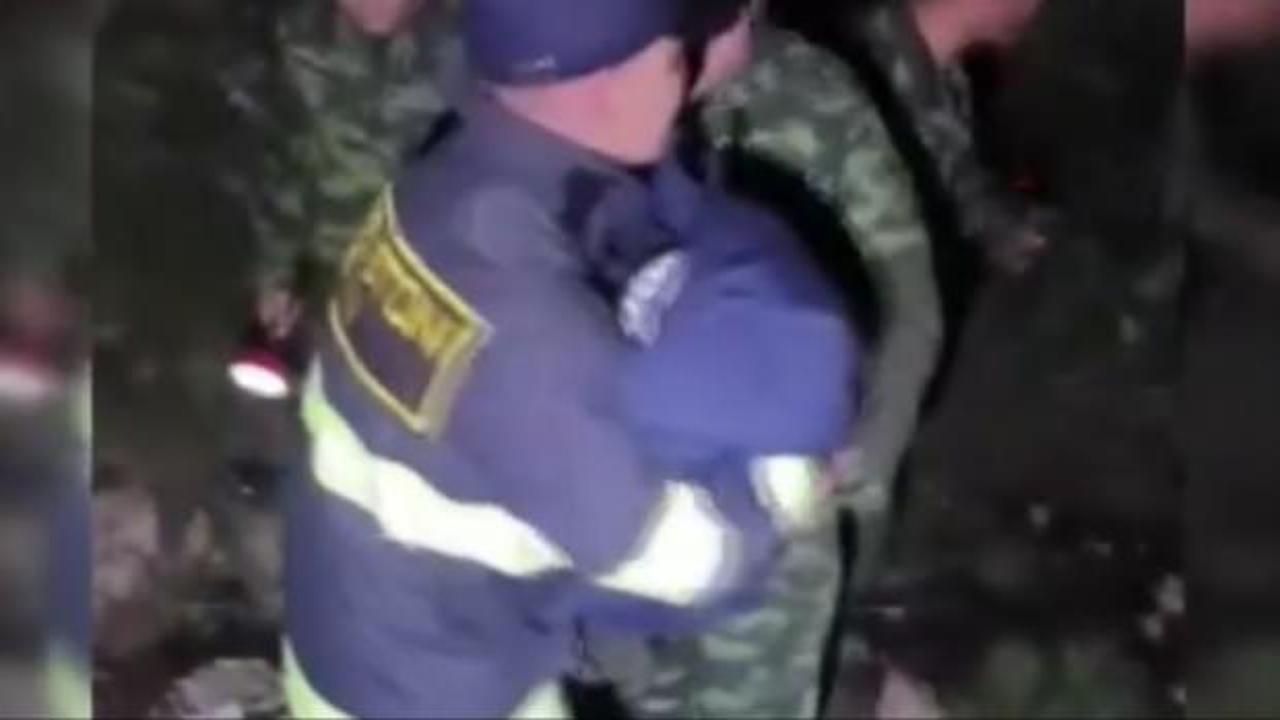 Zirvede korku dolu saatler: Kayıp &ccedil;ocuk karlar i&ccedil;inde hayata tutundu