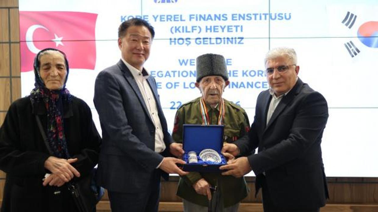 Bağcılar Belediyesi&rsquo;nde duygulandıran an! Koreli heyet 97 yaşındaki gaziyle buluştu