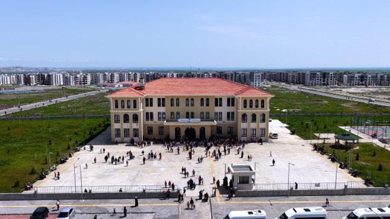 Bakan Kurum'dan 23 Nisan'da deprem b&ouml;lgesi paylaşımı