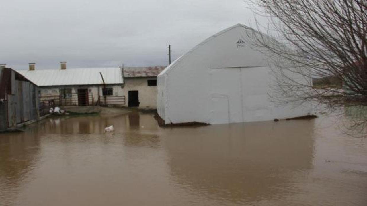 Baraj taştı, k&ouml;y tamamen sular altında kaldı