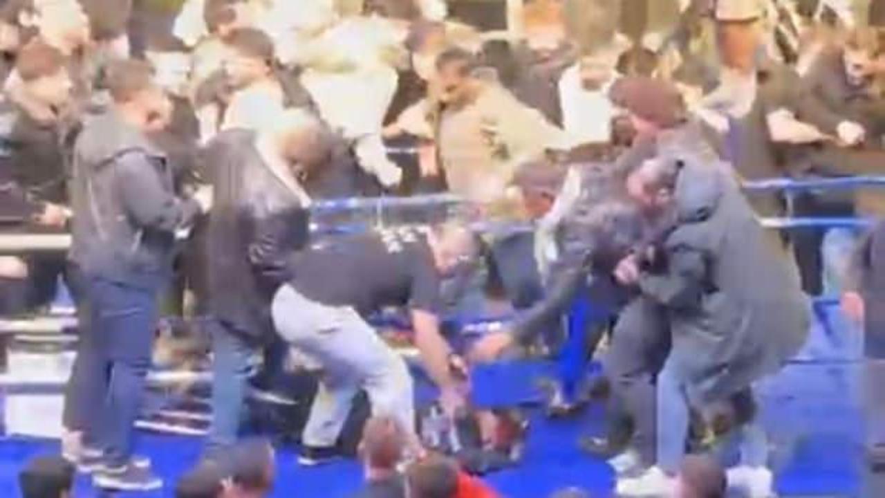 Boks ma&ccedil;ı kavgaya d&ouml;nd&uuml;! T&uuml;rk ve Rus d&ouml;v&uuml;ş&ccedil;&uuml; birbirine girdi