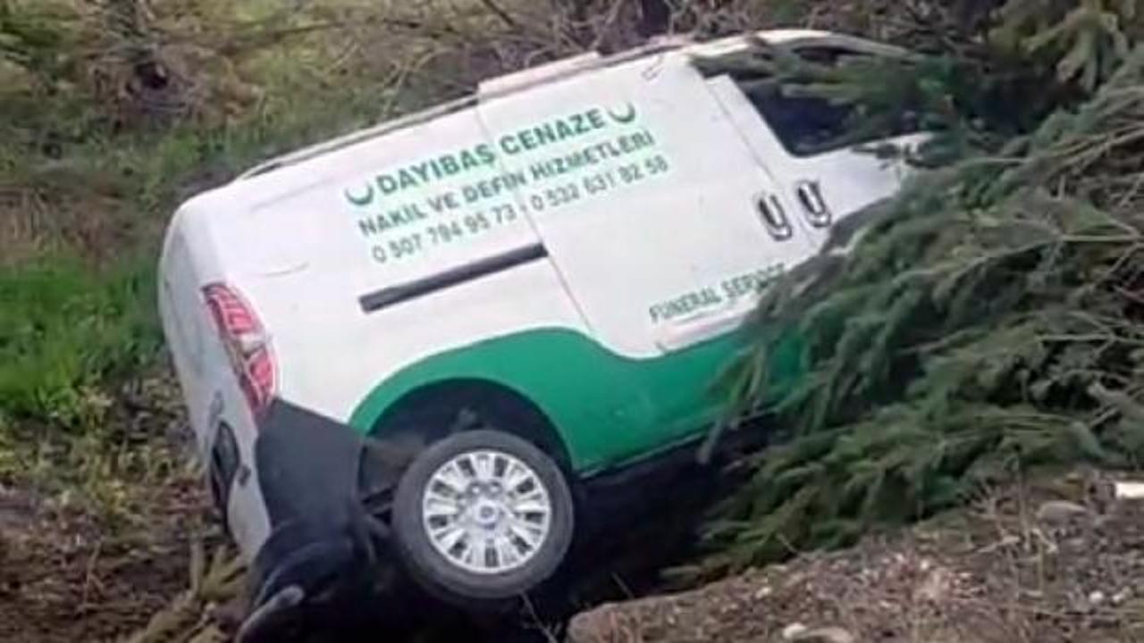 Cenaze nakil aracı kaza yaptı, ara&ccedil;taki 2 kişi yaralandı