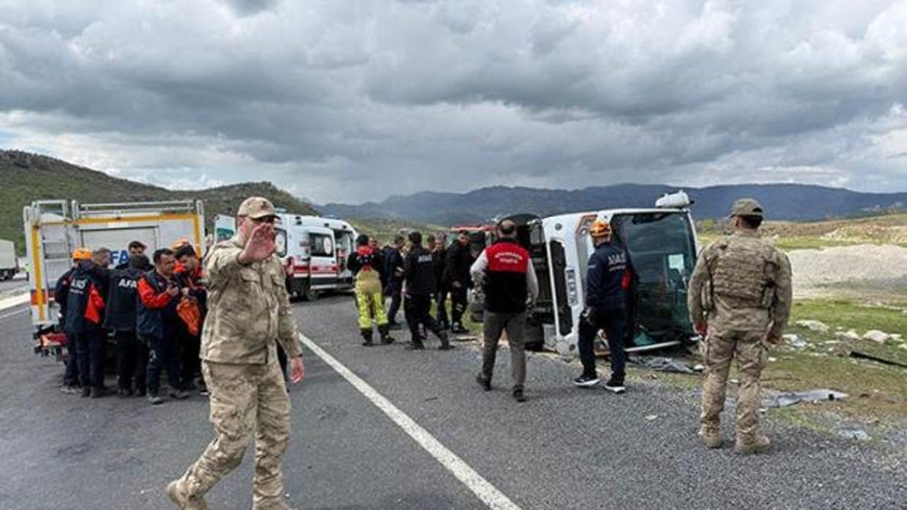 Diyarbakır-Bing&ouml;l kara yolunda yolcu otob&uuml;s&uuml; devrildi: &Ouml;l&uuml; ve &ccedil;ok sayıda yaralı var
