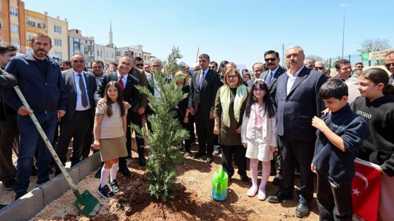 Gaziantep B&uuml;y&uuml;kşehir'den 23 Nisan'a &ouml;zel fidan dikim t&ouml;reni