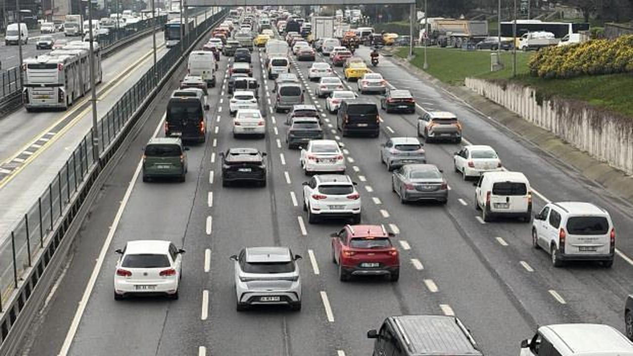 İstanbul&rsquo;da trafik kilitlenebilir! 3 il&ccedil;ede bug&uuml;n ve yarın yollar kapatılacak