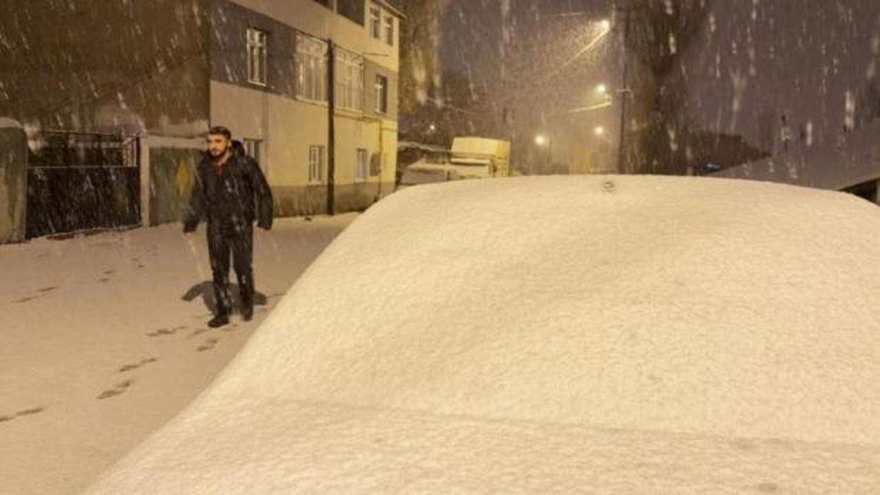 Kış geri d&ouml;nd&uuml;: Kar kalınlığı 15 santimetreyi aştı