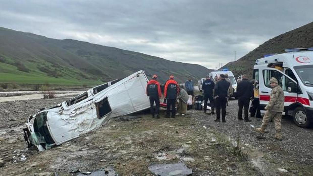 Kontrolden &ccedil;ıkan minib&uuml;s dere yatağına devrildi: &Ccedil;ok sayıda yaralı var