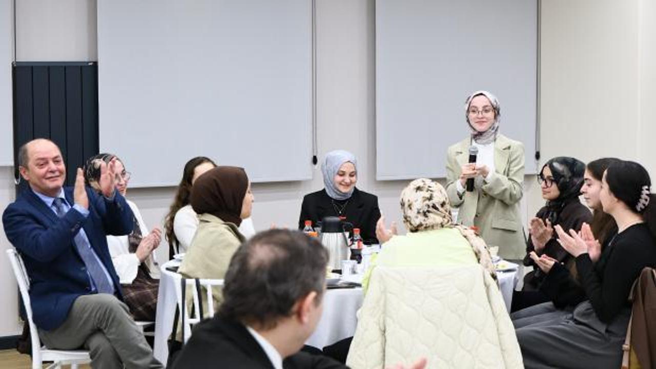 Kumrulu gen&ccedil;ler İstanbul'da g&ouml;n&uuml;l sofrasında buluştu