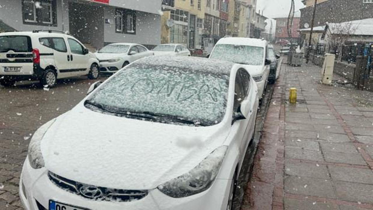 Nisan ayında kar s&uuml;rprizi! Her yer beyaza b&uuml;r&uuml;nd&uuml;