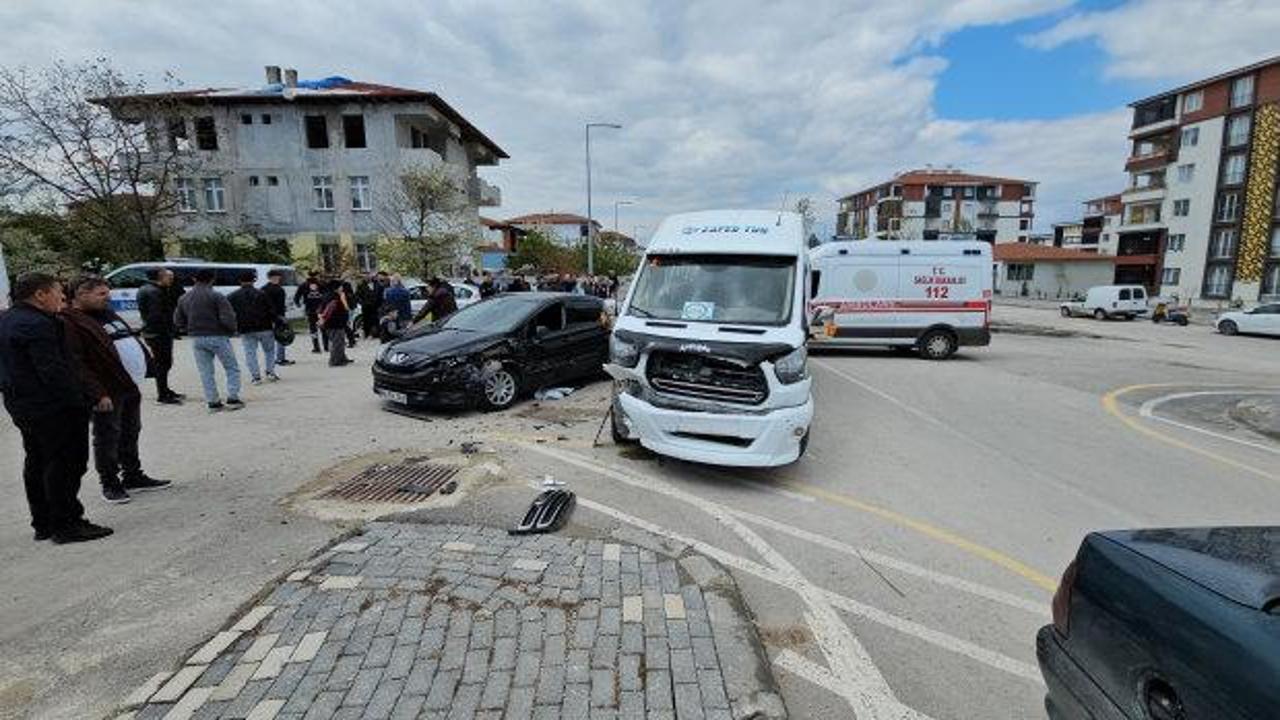 Tokat&rsquo;ta servis minib&uuml;s&uuml; otomobille &ccedil;arpıştı: 10 yaralı