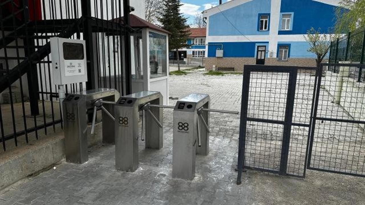 Okullarda yeni d&ouml;nem: İlk kez uygulandı! Turnikeyle giriş yapılıyor