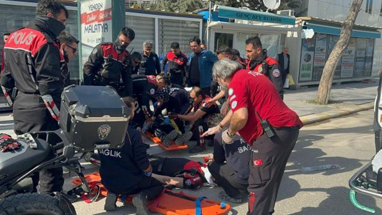 Otomobil yunus polislerin motosikletiyle &ccedil;arpıştı: 2 polis yaralı!