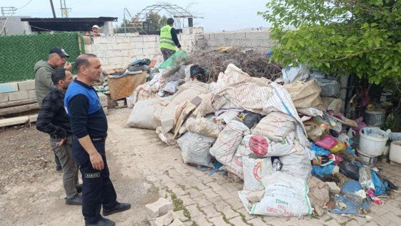 Reyhanlı'da bir evden 6 kamyon &ccedil;&ouml;p &ccedil;ıkarıldı