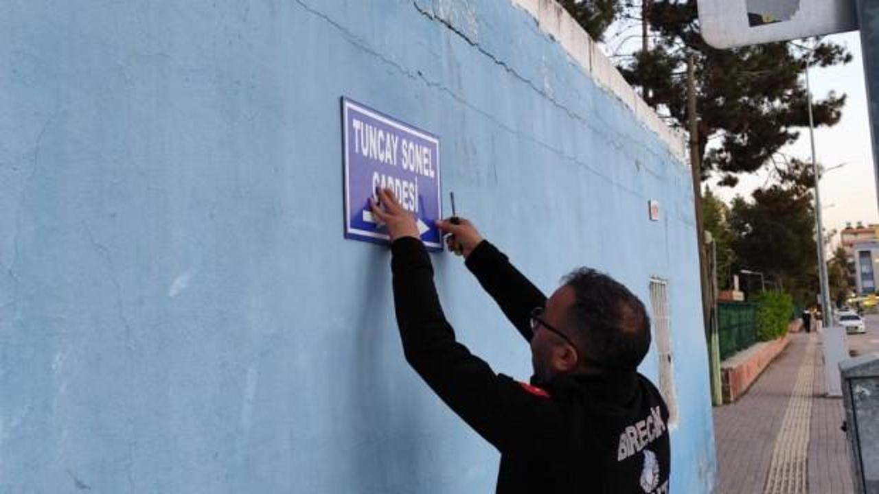 Tuncay Sonel'in adının verildiği cadde tabelası s&ouml;k&uuml;ld&uuml;!