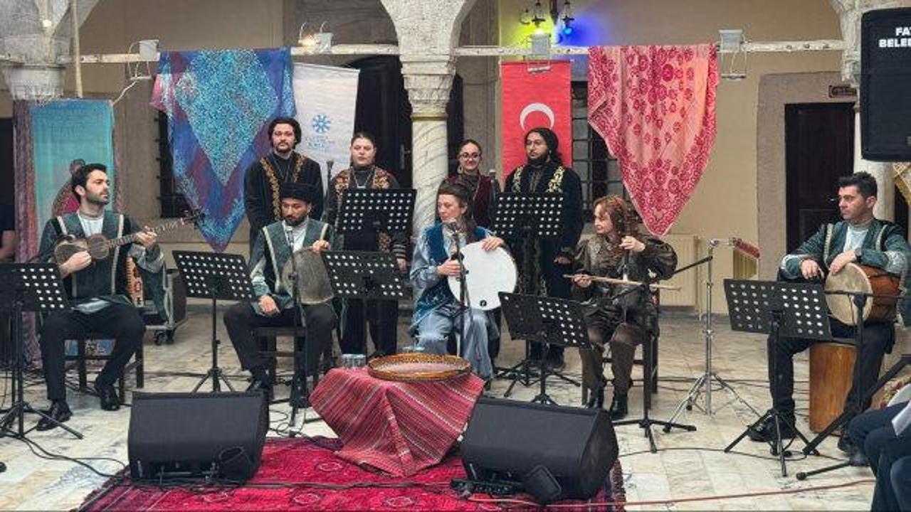 "T&uuml;rk D&uuml;nyası Musiki ve Şiir Ş&ouml;leni", Sultanahmet'te ger&ccedil;ekleştirildi