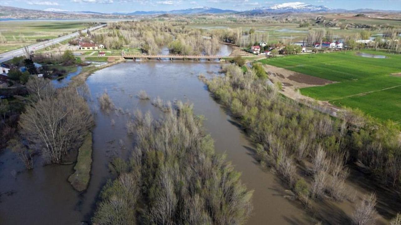 Kızılırmak Nehri, Türkiye'nin En Uzun Nehri Olarak Doğduğu Yerden Coşkulu Bir Akışla Devam Ediyor
