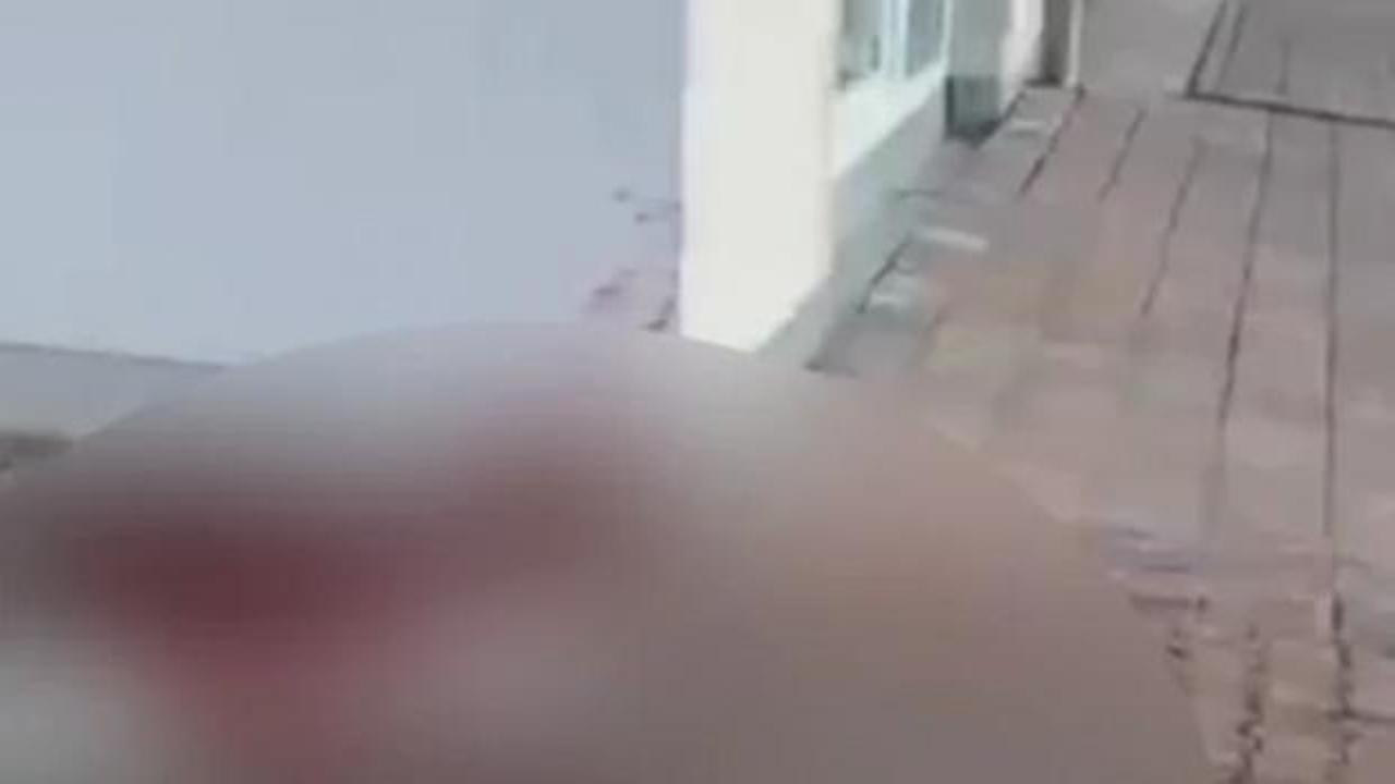 Almanya'da caminin duvarı tahrip edildi ve girişine domuz başı bırakıldı