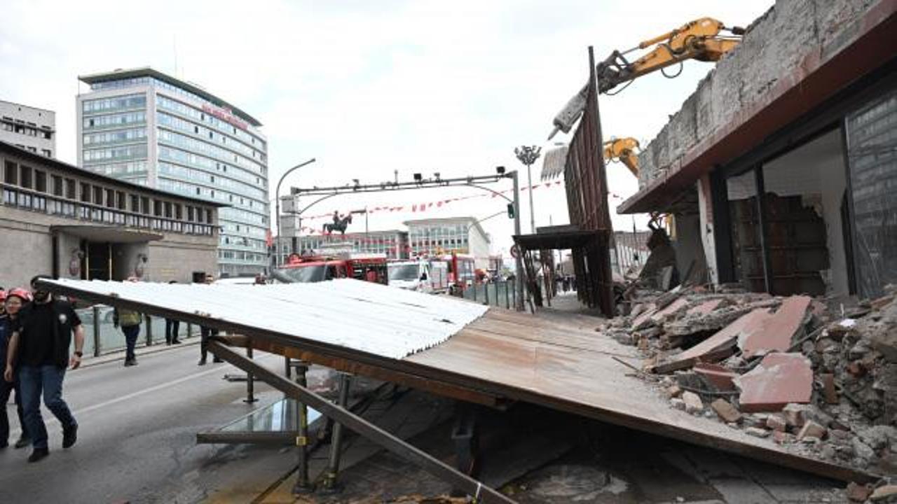 Ankara'da binanın &ouml;n&uuml;ndeki platform yıkıldı: 3 yaralı