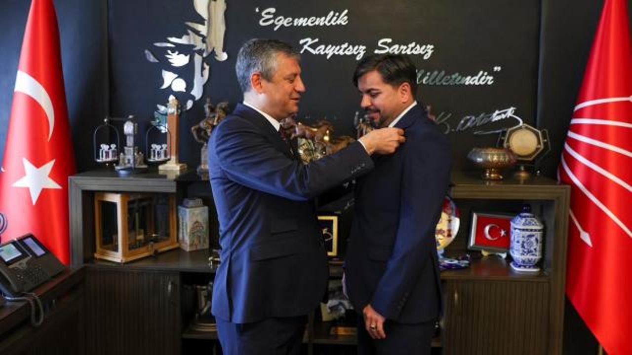 Arif Kocabıyık CHP'ye transfer oldu! Rozetini &Ouml;zg&uuml;r &Ouml;zel taktı! Partililer isyan etti