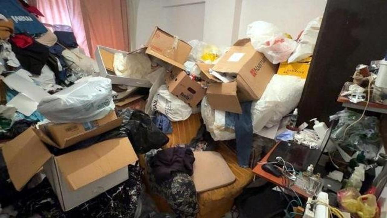 Avcılar'da 4 katlı binada '&ccedil;&ouml;p ev' gerginliği: 3 kamyon atık &ccedil;ıkarıldı