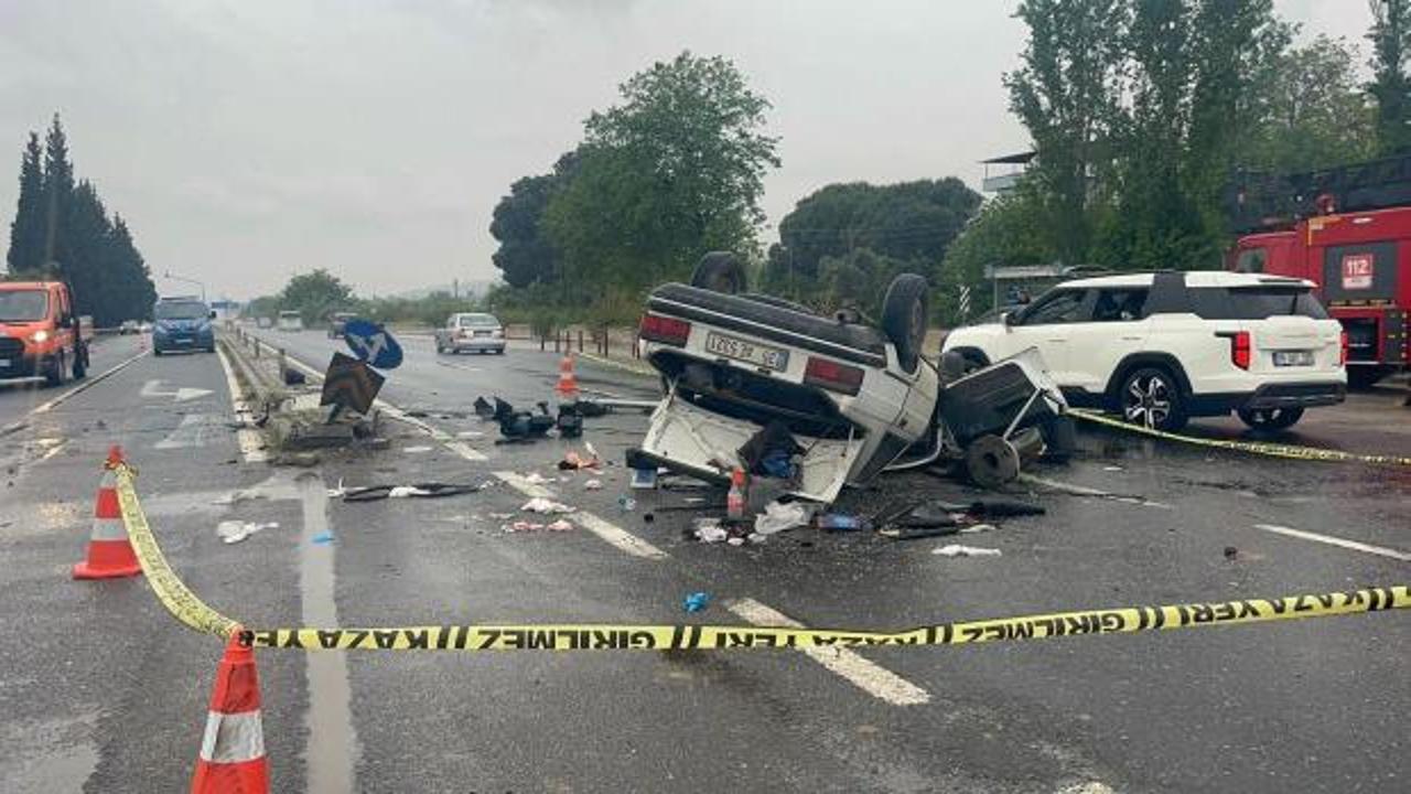 Aydın'da sinyalizasyon direğine &ccedil;arpan otomobil takla attı