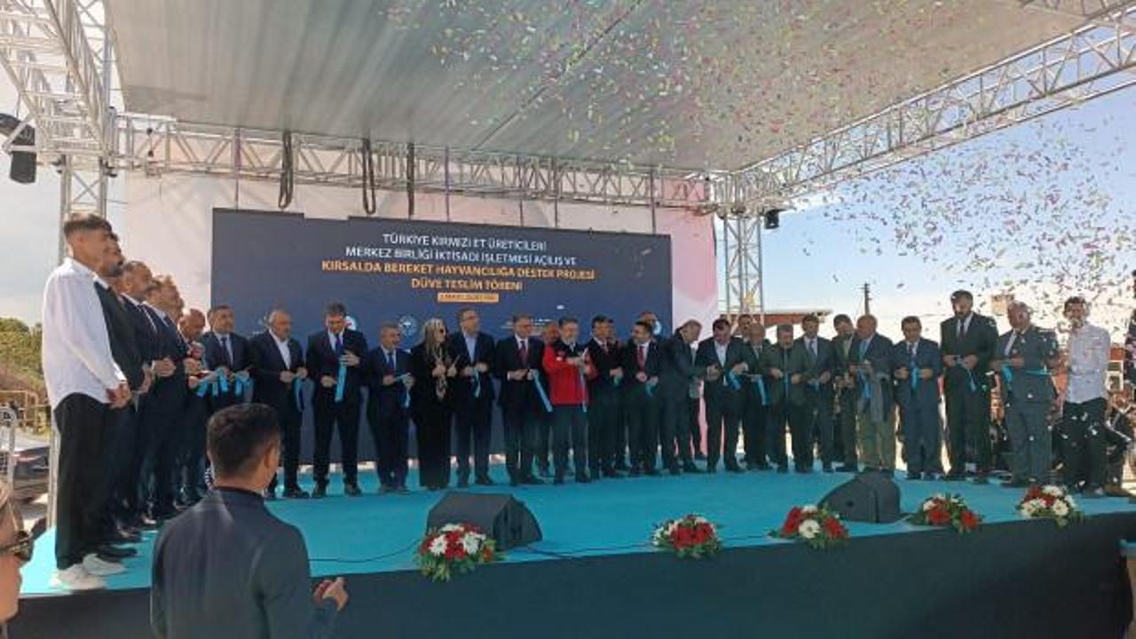 Bakan Yumaklı Van'da m&uuml;jdeyi verdi: Hayvancılıkta dev destek projesi başlıyor